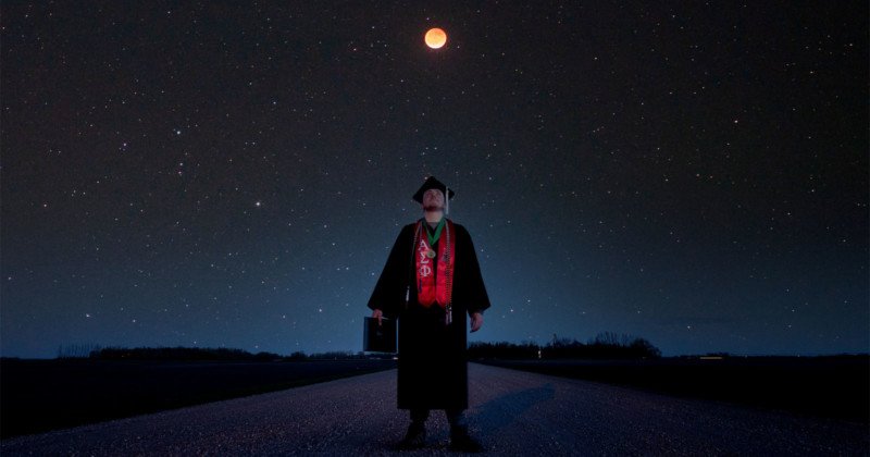 Photo de graduation sous une éclipse lunaire