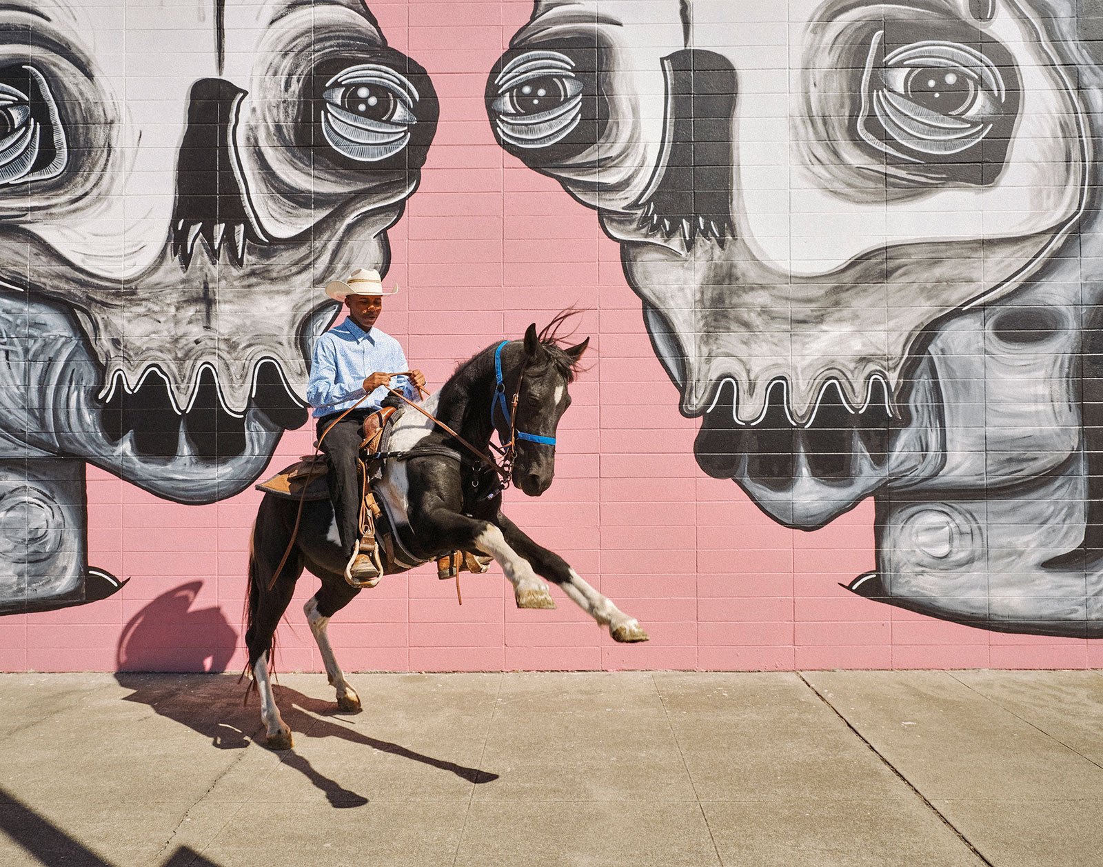 homme à cheval avec une peinture murale derrière lui
