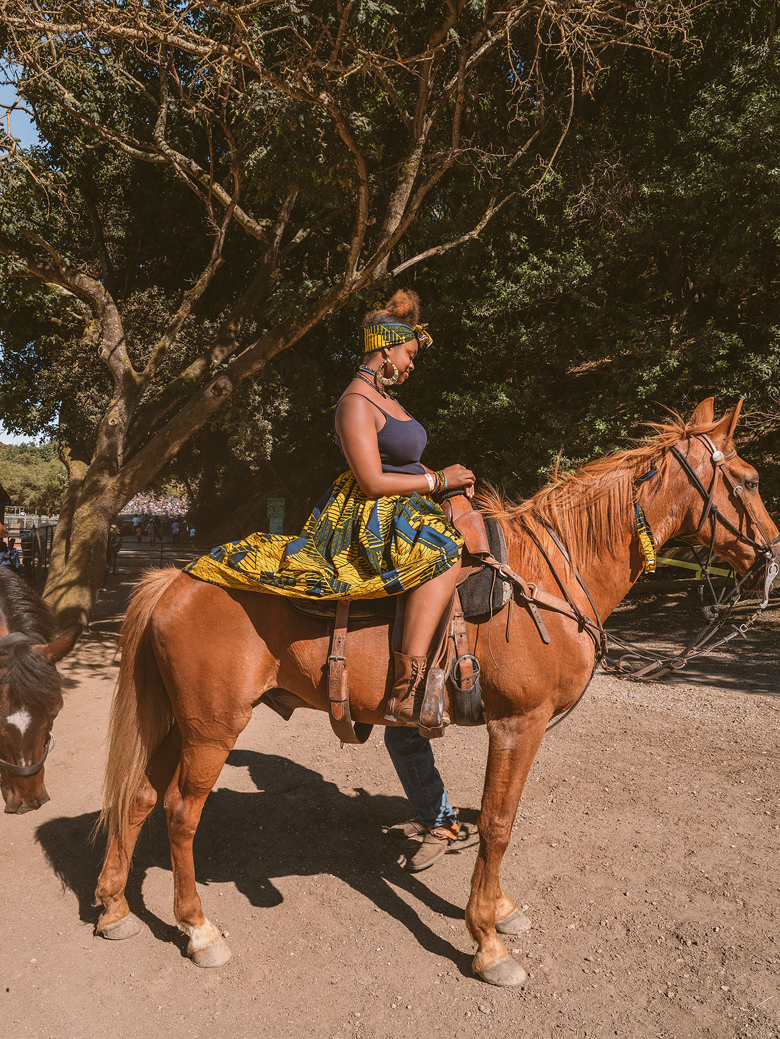 femmes avec foulard en robe colorée à cheval